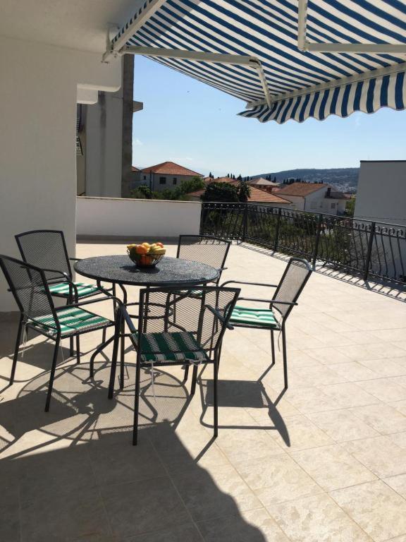 Luxury Apartment Cairos Трогир Екстериор снимка